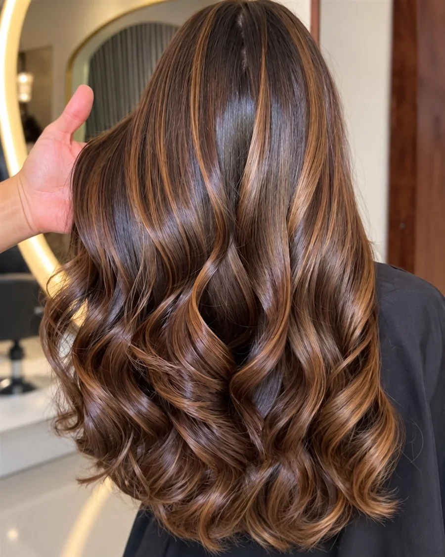 Melena castaña brillante con ondas marcadas