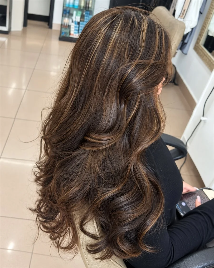 Melena castaña con reflejos y ondas